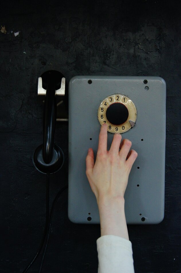 Он давно положил трубку. Почему вы всё ещё держите свою и слушаете гудки?