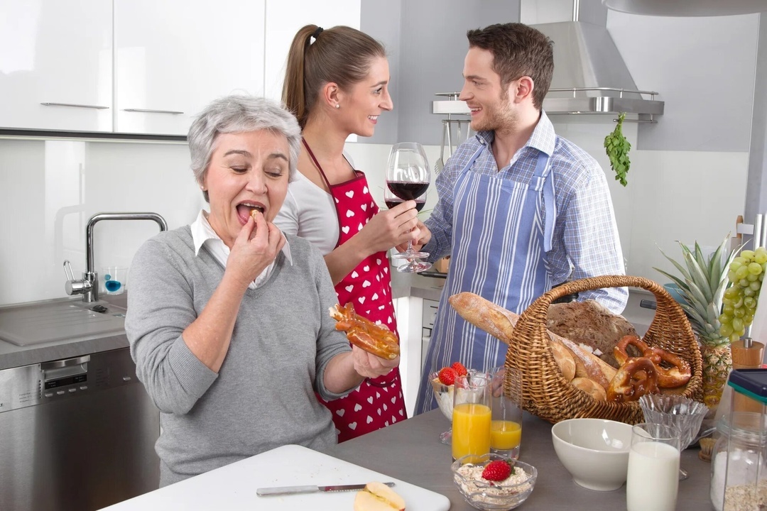 Мелкие хитрости свекрови: правда о семейных финансовых манипуляциях